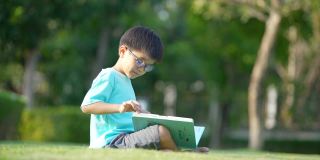 亚洲孩子读书和学习户外知识。新常态学习与检疫概念