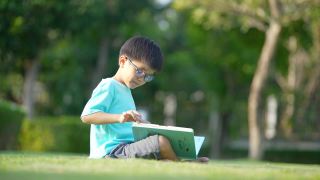 亚洲孩子读书和学习户外知识。新常态学习与检疫概念视频素材模板下载