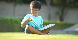 亚洲孩子读书和学习户外知识。新常态学习与检疫概念