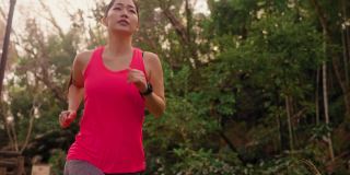 年轻女运动员在公园跑步的慢动作剪辑
