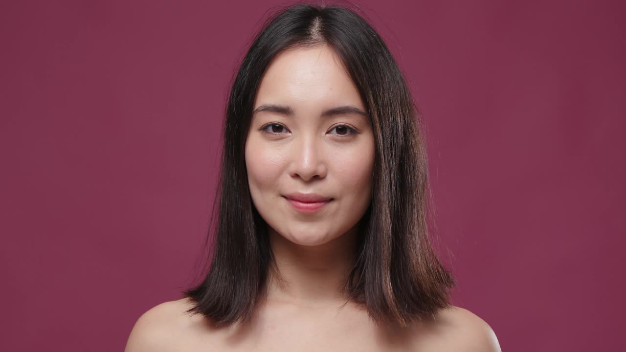 年轻的亚洲女子擦脸与棉垫对玛萨拉copyspace