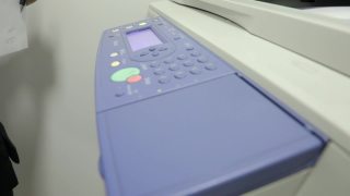 在办公室使用打印机或扫描仪的女性。办公室职员使用打印机。视频素材模板下载