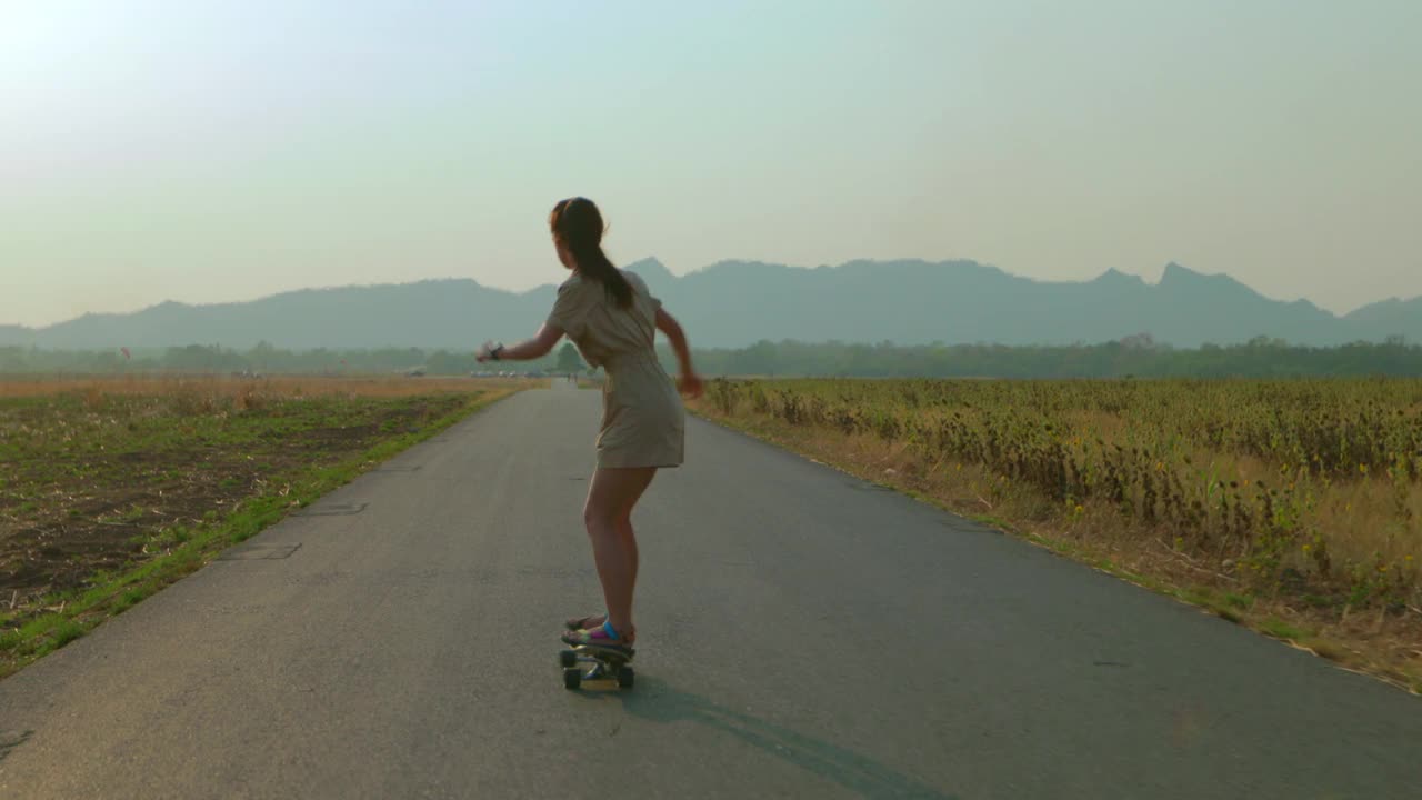 女子亚洲滑板在山路，冲浪滑板