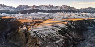 阳光使雪山峡谷更加立体