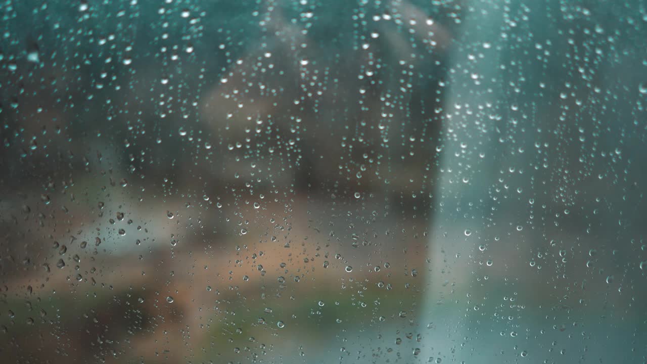 雨滴落在窗户玻璃上