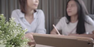 私人家教家庭学校，亚洲老师在授课时间给学生建议，在线学习媒体，无线平板电脑写下知识信息，教育课程上课，在家学习