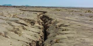 沙漠中隐藏着一个巨大的山谷，就像地球上的一道裂缝
