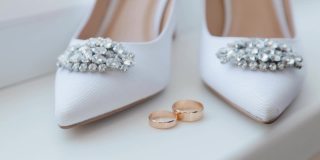 特写新娘的婚礼饰品，结婚戒指，新娘的鞋子。新娘的早晨。婚礼配件。替身拍摄
