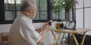 老人在一个医生的片剂前视频上展示了一个药瓶