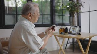 老人在一个医生的片剂前视频上展示了一个药瓶视频素材模板下载