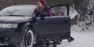 冬天，一对年轻夫妇的汽车出了故障。