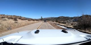 行车记录仪的慢镜头在冬天沿着加利福尼亚路行驶