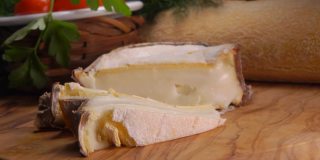 福克拿了一块松软的法国Epoisses奶酪