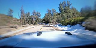 行车记录仪拍摄的是在冬天开车穿过白雪皑皑的加利福尼亚路
