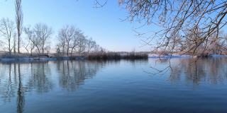 德国哈维尔河的冬季景观，雪景和蓝天。