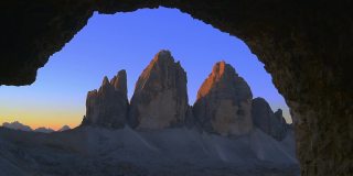 来自意大利南蒂罗尔的第一次世界大战洞穴避难所的三座独特的山峰——拉瓦雷多(trecime di Lavaredo) / Drei Zinnen