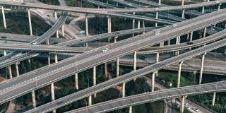 复杂立交桥和繁忙交通的全景鸟瞰图