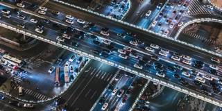T/L PAN无人机视角下的立交桥和城市交通在夜间
