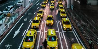 T/L TU晚上在机场出口，黄色出租车排着长队