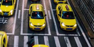 夜间在机场出口排队的黄色出租车