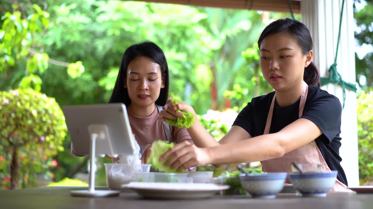 两个亚洲女人一起做越南春卷