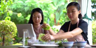 两个亚洲女人一起做越南春卷