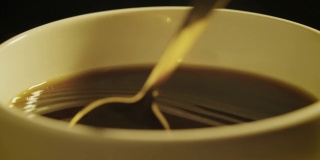 慢动作搅拌咖啡杯