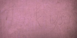 一个女人拿着粉笔在黑板上写“爱”的特写。