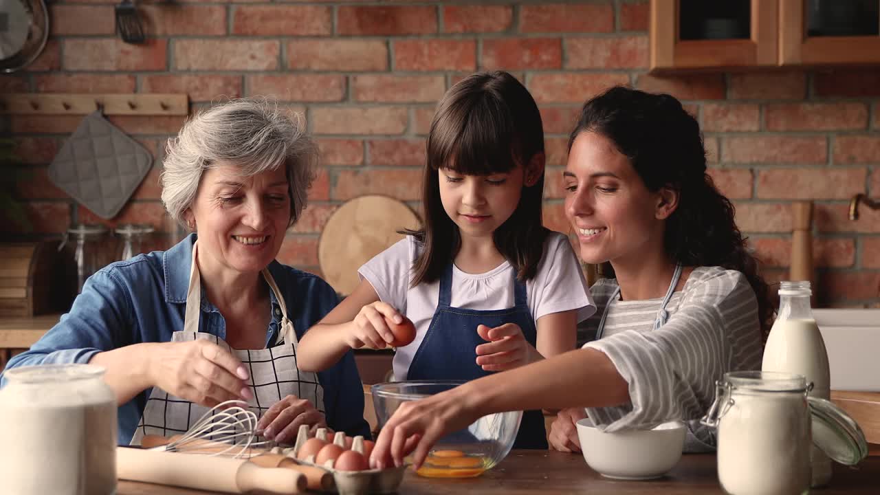 三代女人一起在舒适的厨房里做饭