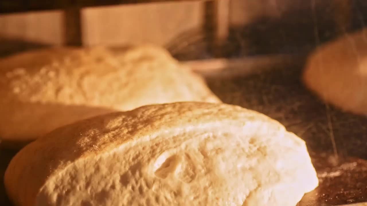 烤箱里的面包。烘焙食品和生长烤箱。美味的自制面包烘烤时间。烘焙概念