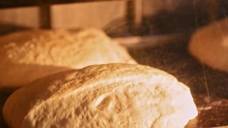 烤箱里的面包。烘焙食品和生长烤箱。美味的自制面包烘烤时间。烘焙概念视频素材模板下载