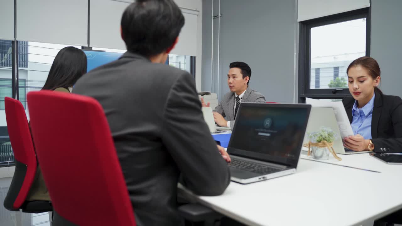 年轻的商人们在办公室里举行了一场关于机器人技术的讨论会议。人们有沟通头脑风暴和工作项目作为团队合作。公司的现代同事。