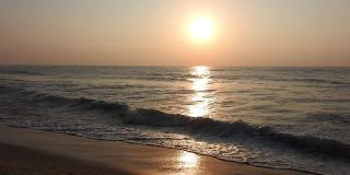 海面上的日出景观。海滩上金色的日出。海洋的日出。平静海洋上的日出。大西洋清晨的日出