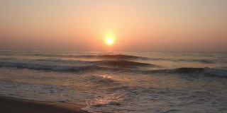 平静海洋上的日出。大西洋清晨的日出。海面上的日出景观。海滩上金色的日出。海洋的日出。海面上的日出景观。海滩上金色的日出。橙色的日出。