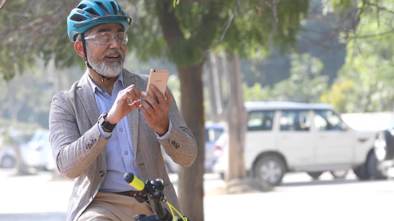 男人在自行车上用手机