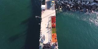 在智利瓦尔帕莱索的捕鱼码头上，无人机拍摄的鸟瞰图