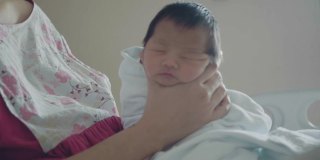 母亲和刚出生的婴儿在医院。