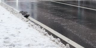 雪正在融化，汽车在慢镜头中泼水