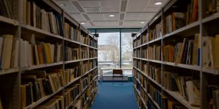 SLO MO:一个空的公共图书馆