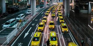 T/L ZI繁忙的黄色出租车在机场出口排队
