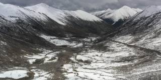 在阴天的世界里，雪山越来越荒凉