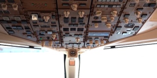 倾斜在一架757商用飞机的飞行甲板上。