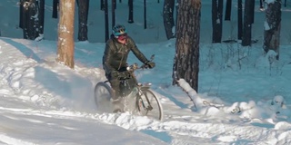 在雪地里骑电动车的人