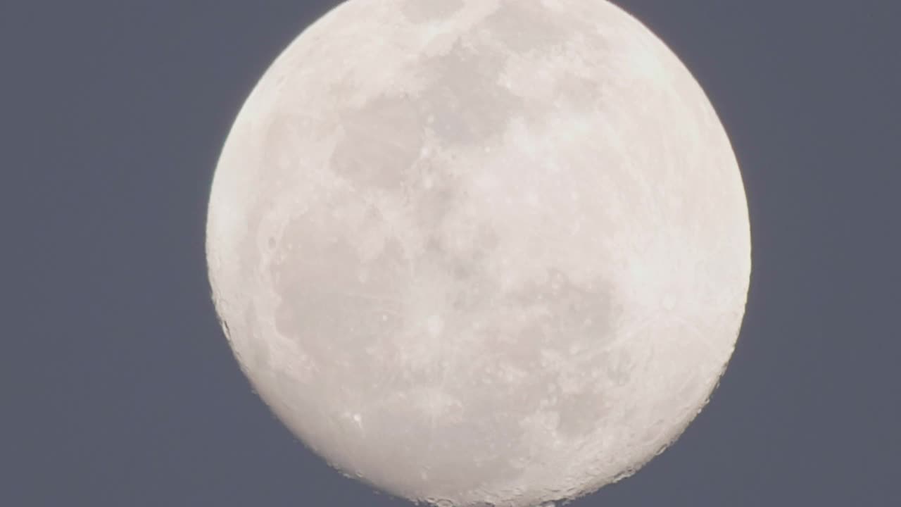 4K近距离拍摄夜空中的满月。