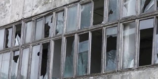 工厂或房屋破碎的旧窗户