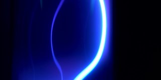 循环镜头的蓝色氖激光射线是移动和弯曲的黑色背景