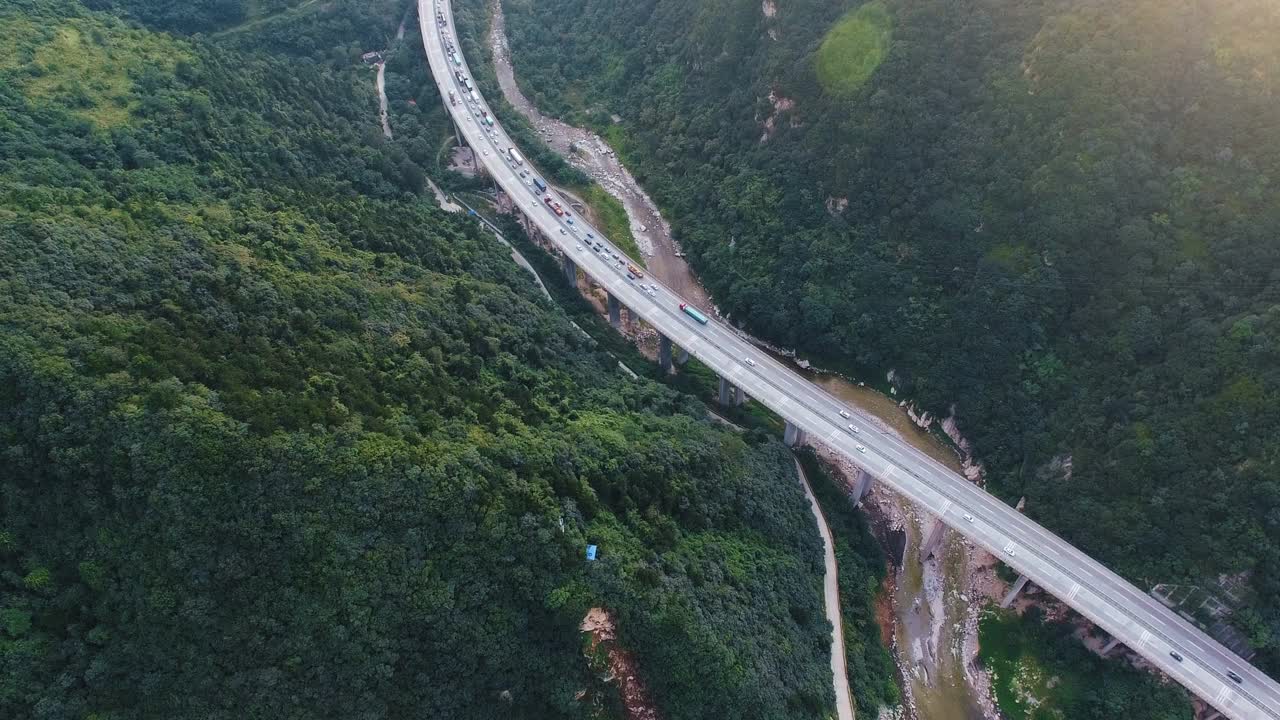 中国陕西秦岭高速公路航拍图
