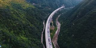 中国陕西秦岭高速公路航拍图