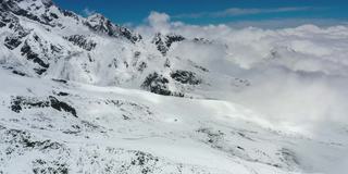 雪山屹立在云海之上