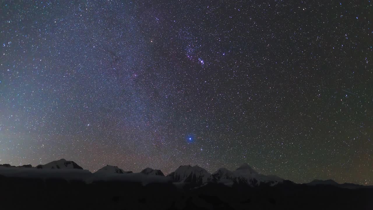 雪山上的天空布满了星星